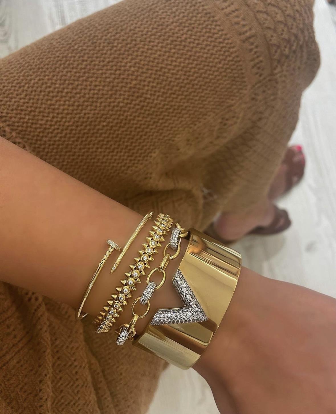 İNCE TAŞLI ÇİVİ MODEL BİLEKLİK