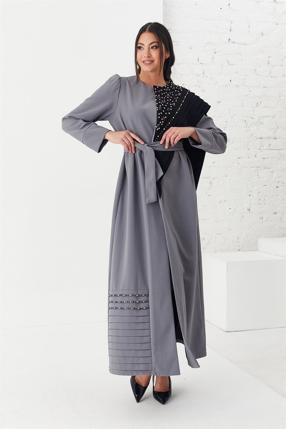 Taş İşlemeli Kuşaklı Abaya Gri