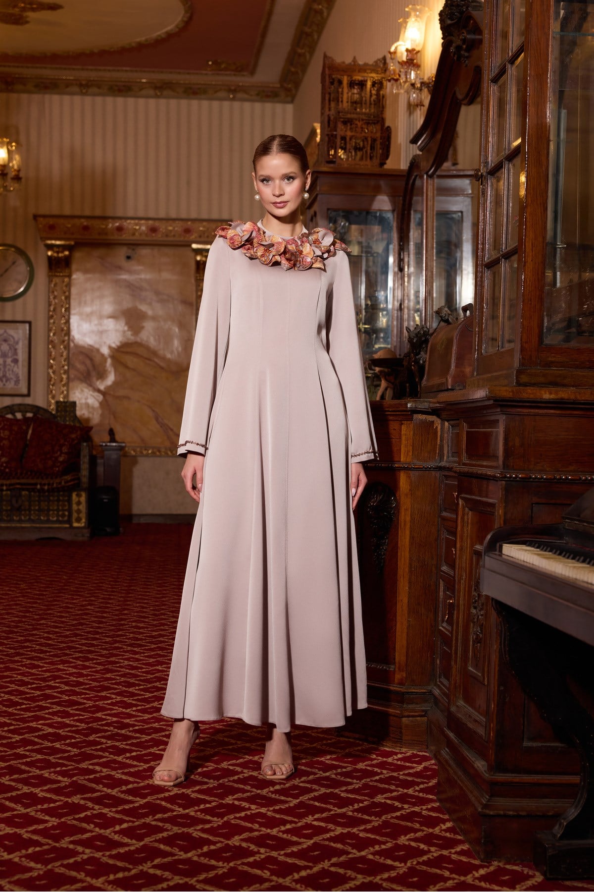 Yakası El İşlemeli Elbise