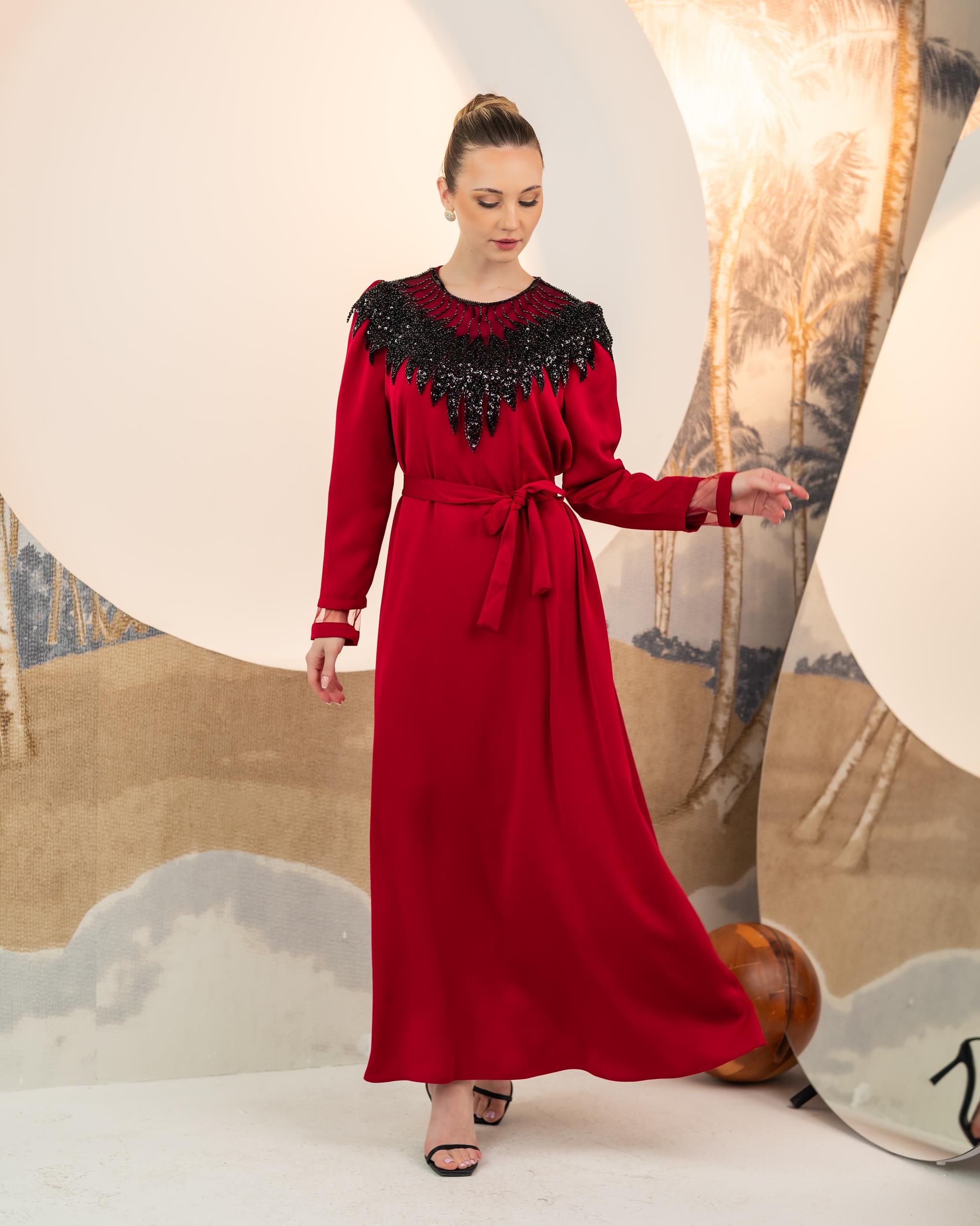 Omuzdan Aplikeli Elbise Bordo