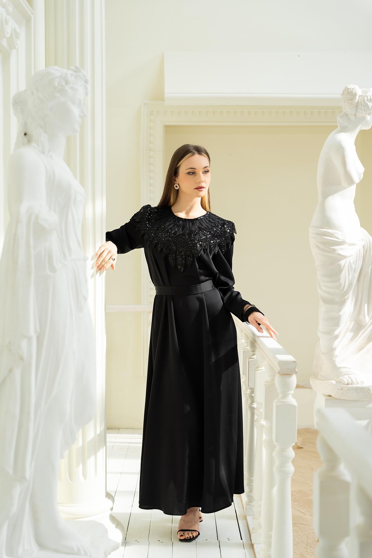 Omuzdan Aplikeli Elbise Siyah