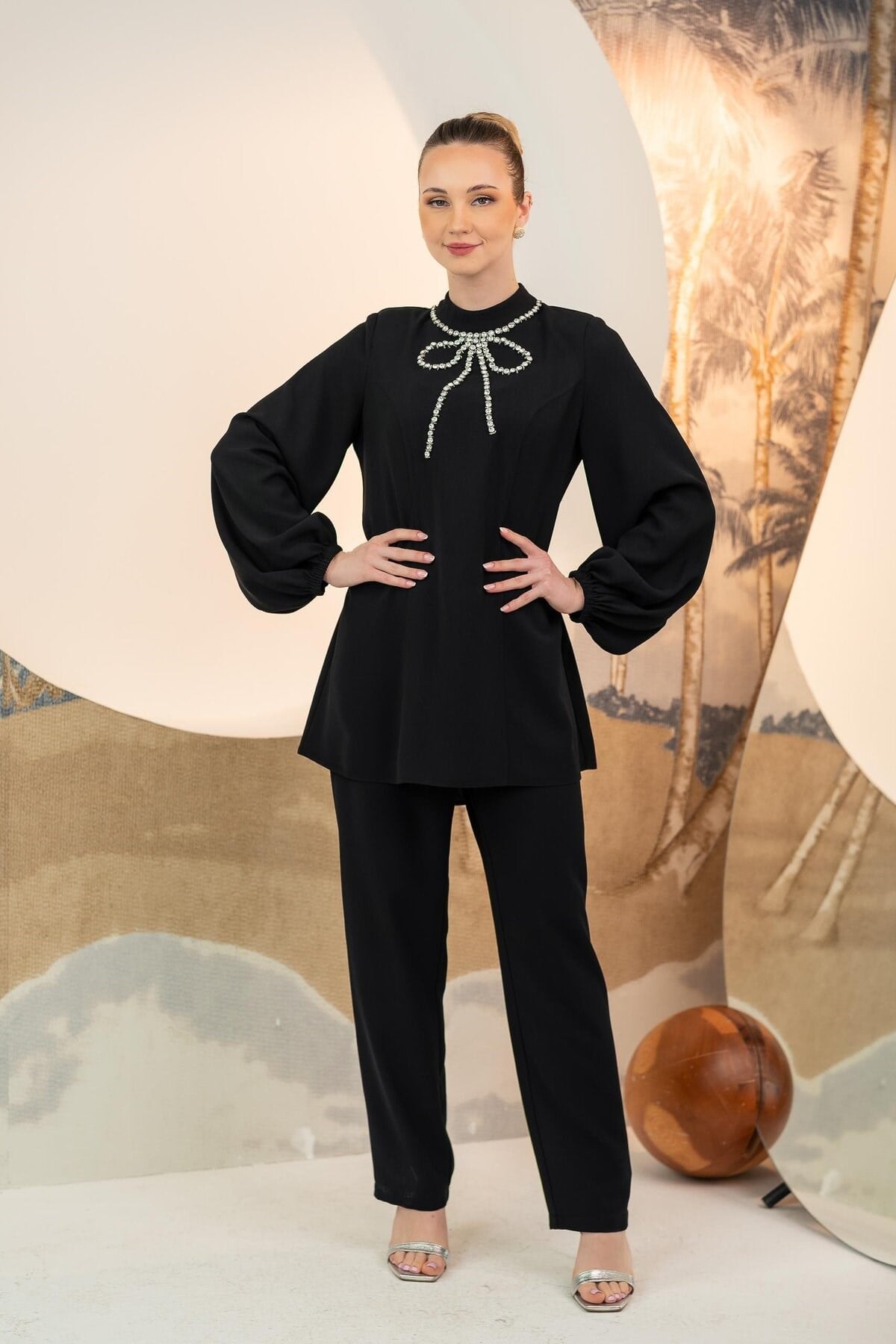 Yakası İşlemeli Bluz Siyah