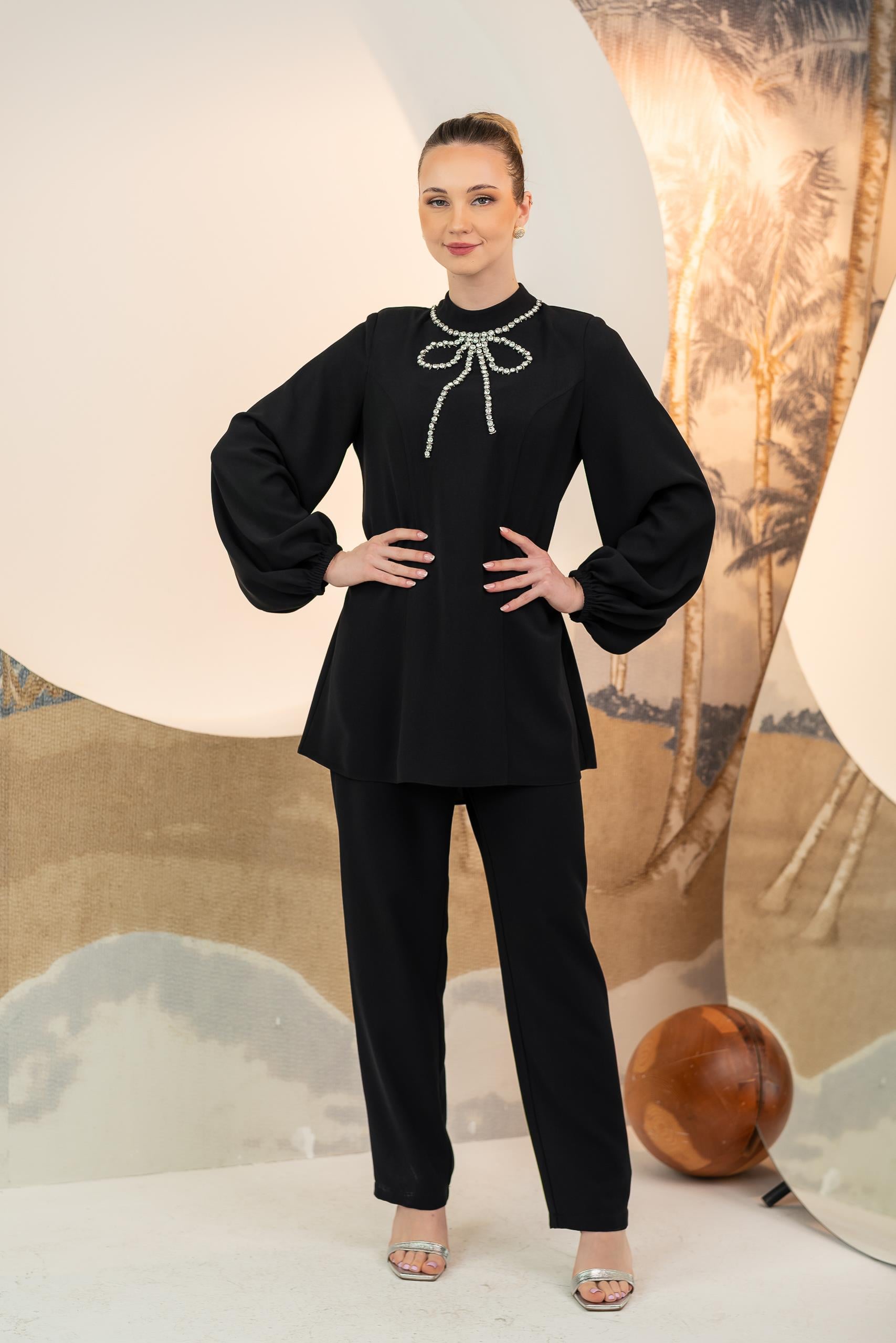 Yakası İşlemeli Bluz Siyah