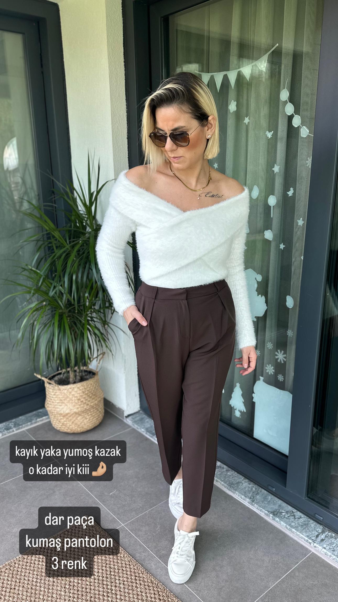 Beyaz Kayık Yaka Kazak