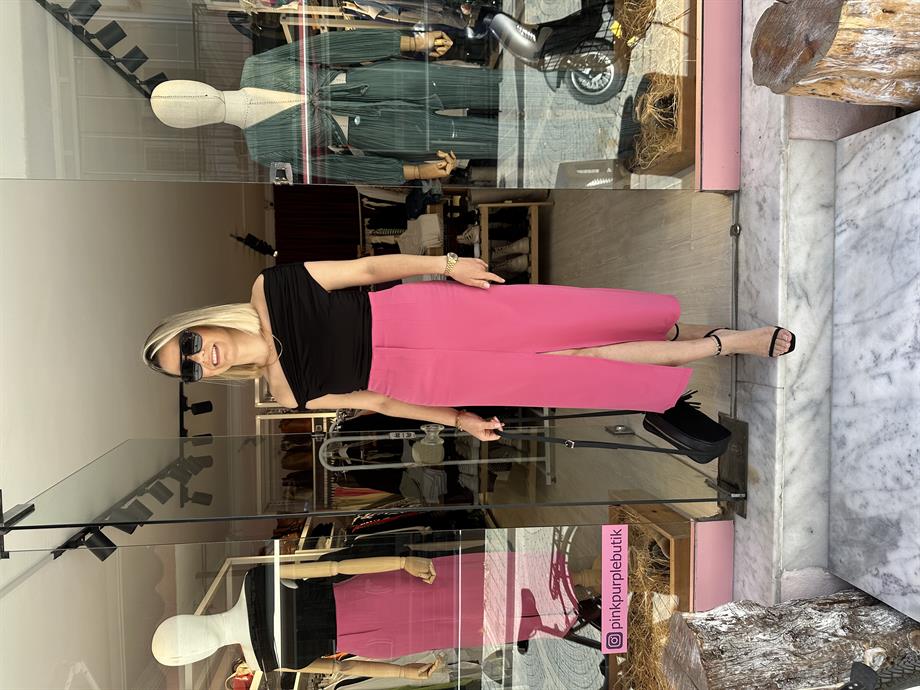 Pembe Yırtmaçlı Etek