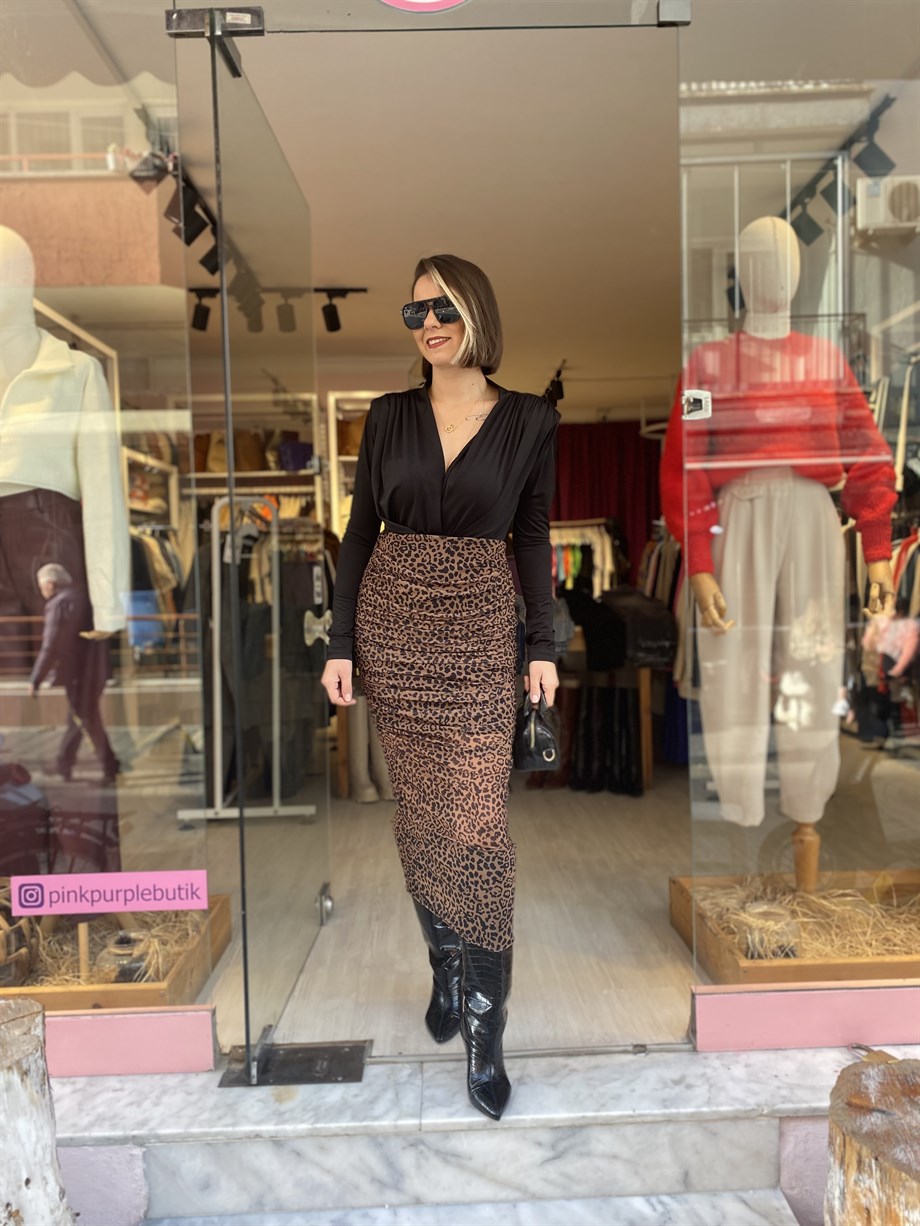 Siyah Alttan Çıtçıtlı Bluz