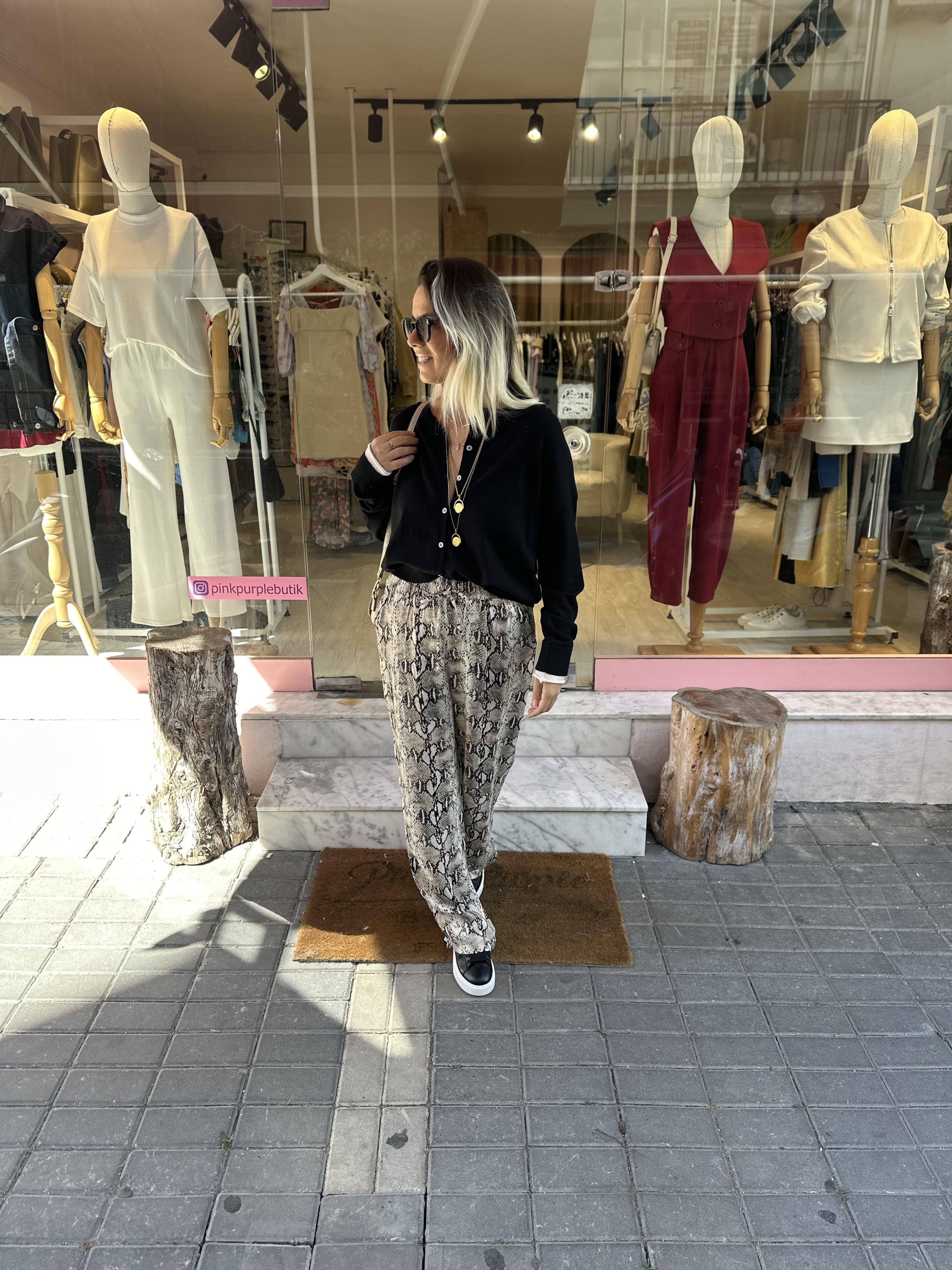 Siyah Beyaz Manşetli Hırka