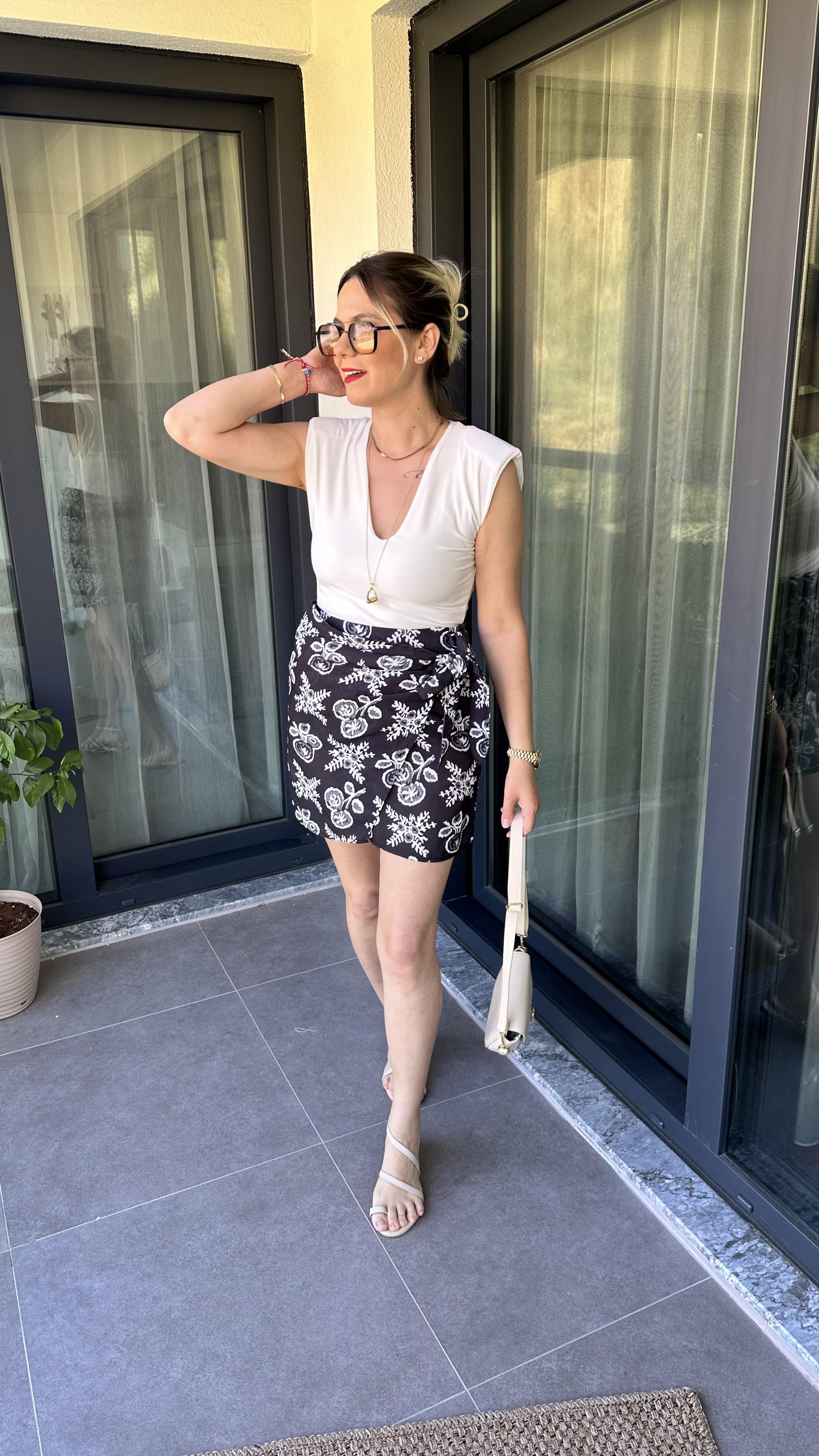 Beyaz V Yaka Vatkalı Bluz
