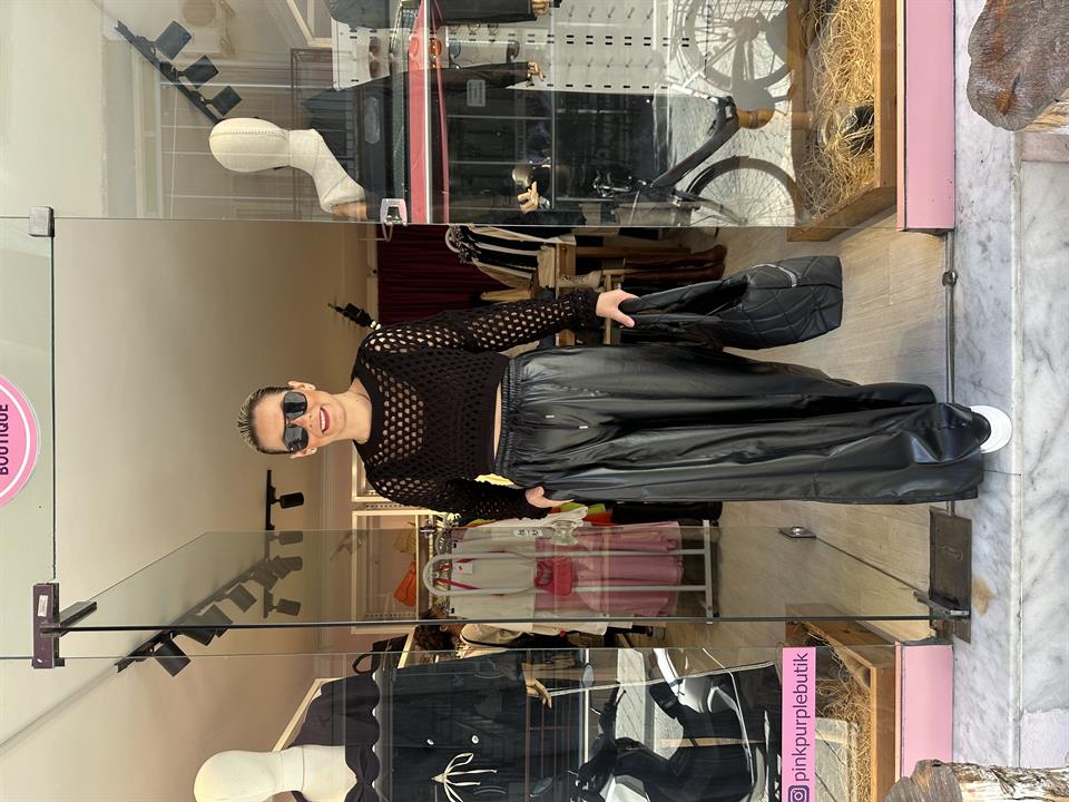 Siyah Delikli Kısa Triko