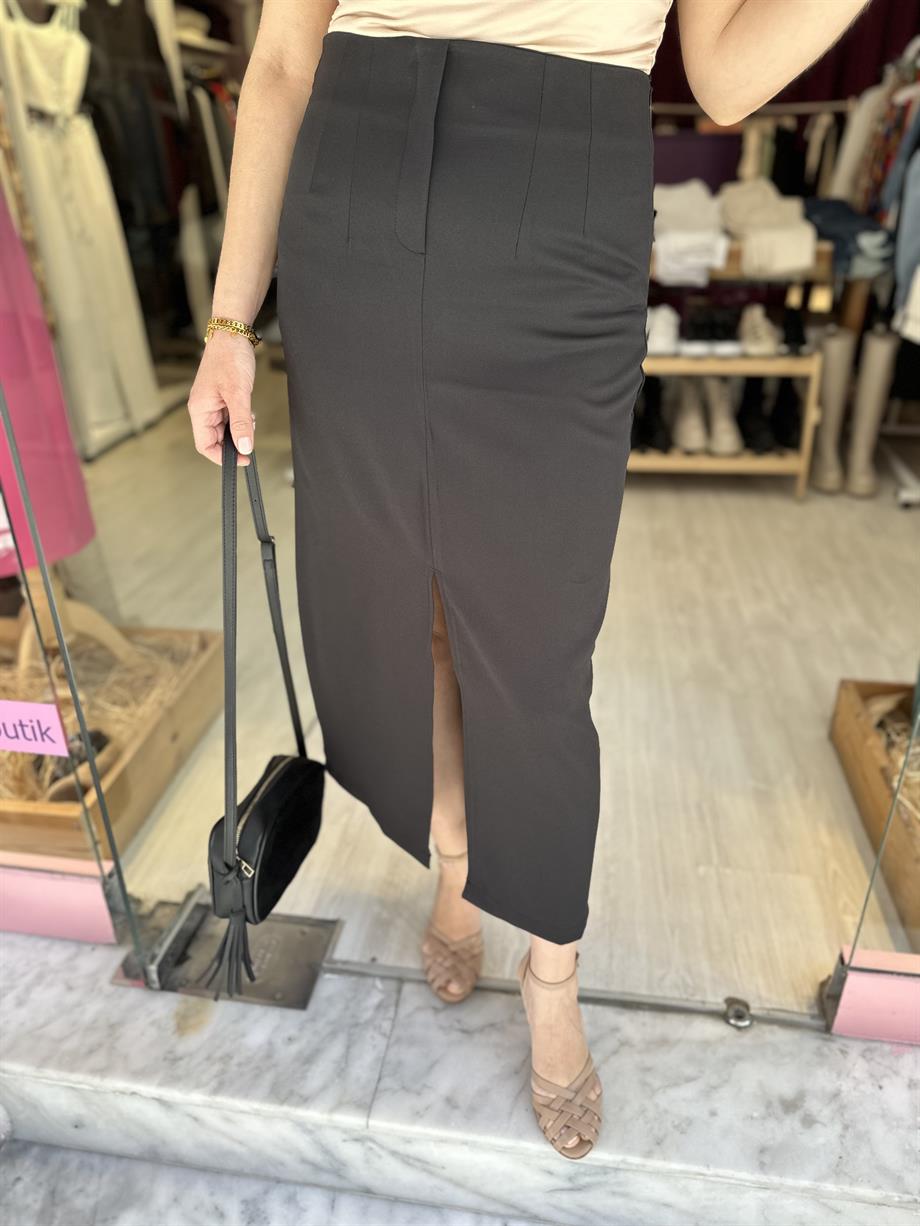 Siyah Yırtmaçlı Etek