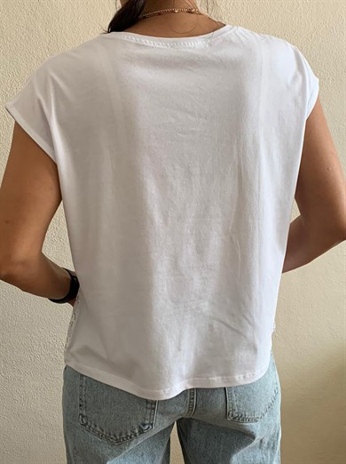 Beyaz Papatya Desenli T-Shirt