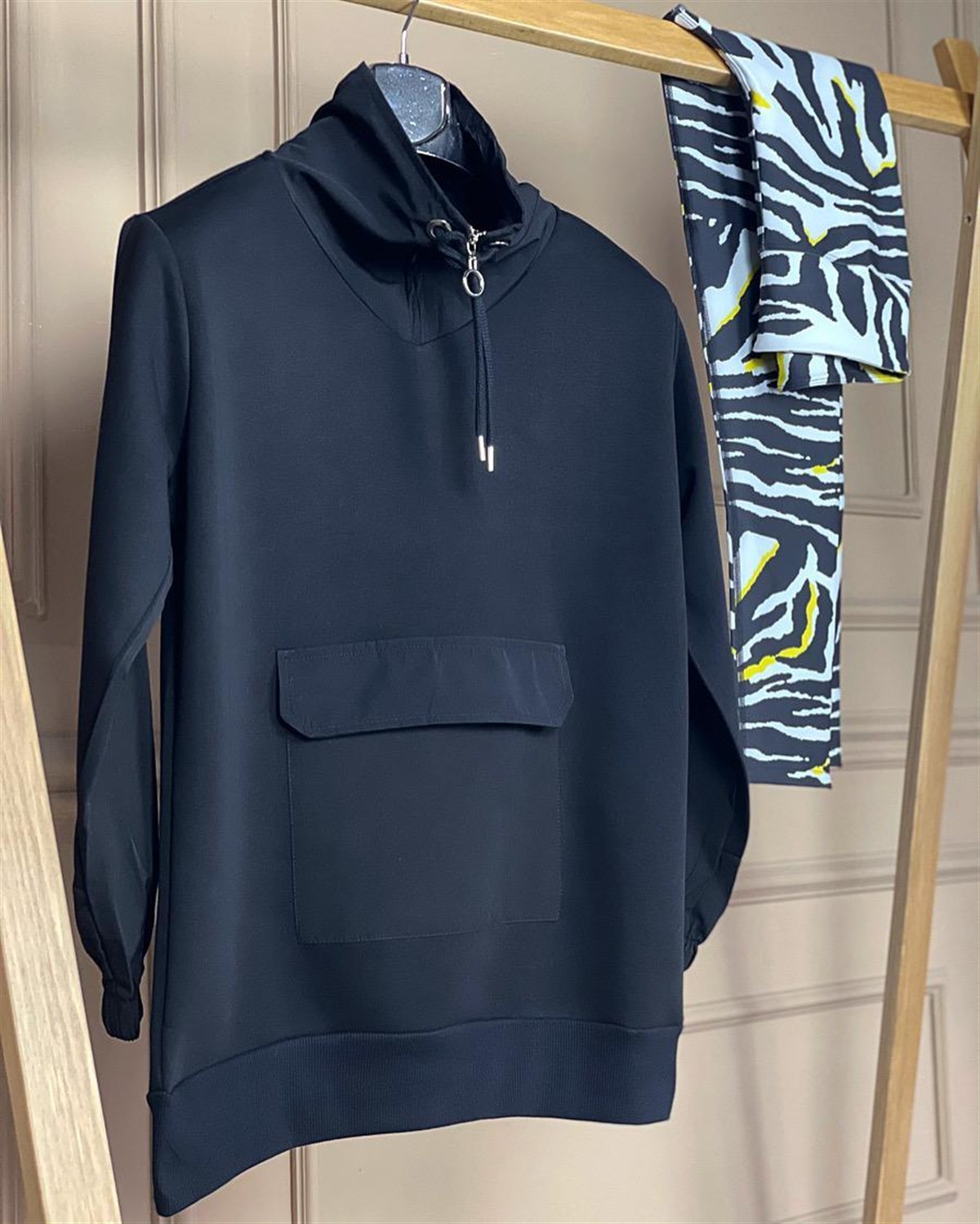 Cep ve Yaka Detaylı İkiiplik Sweat Kumaş Sweatshirt  (SİYAH)