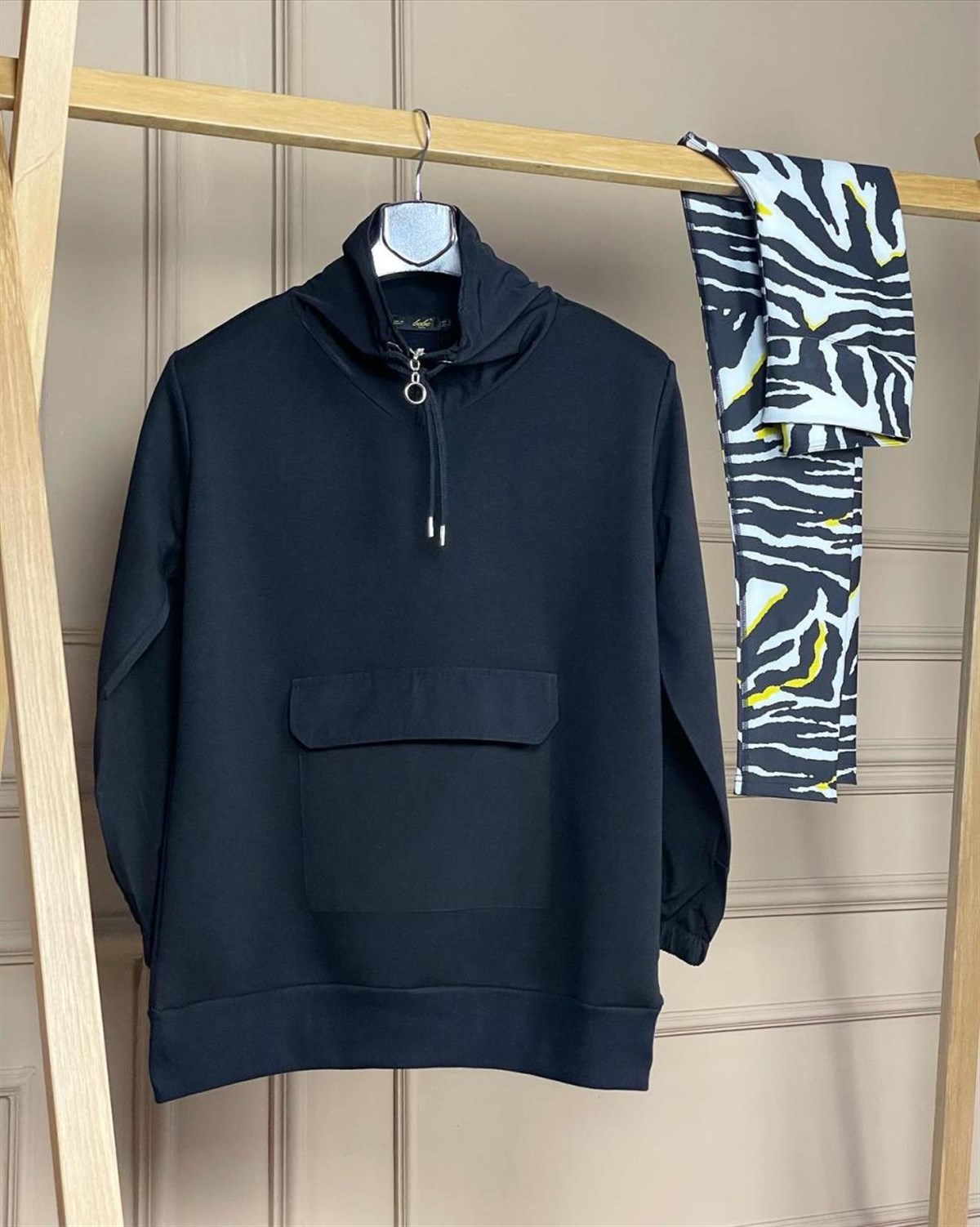 Cep ve Yaka Detaylı İkiiplik Sweat Kumaş Sweatshirt  (SİYAH)