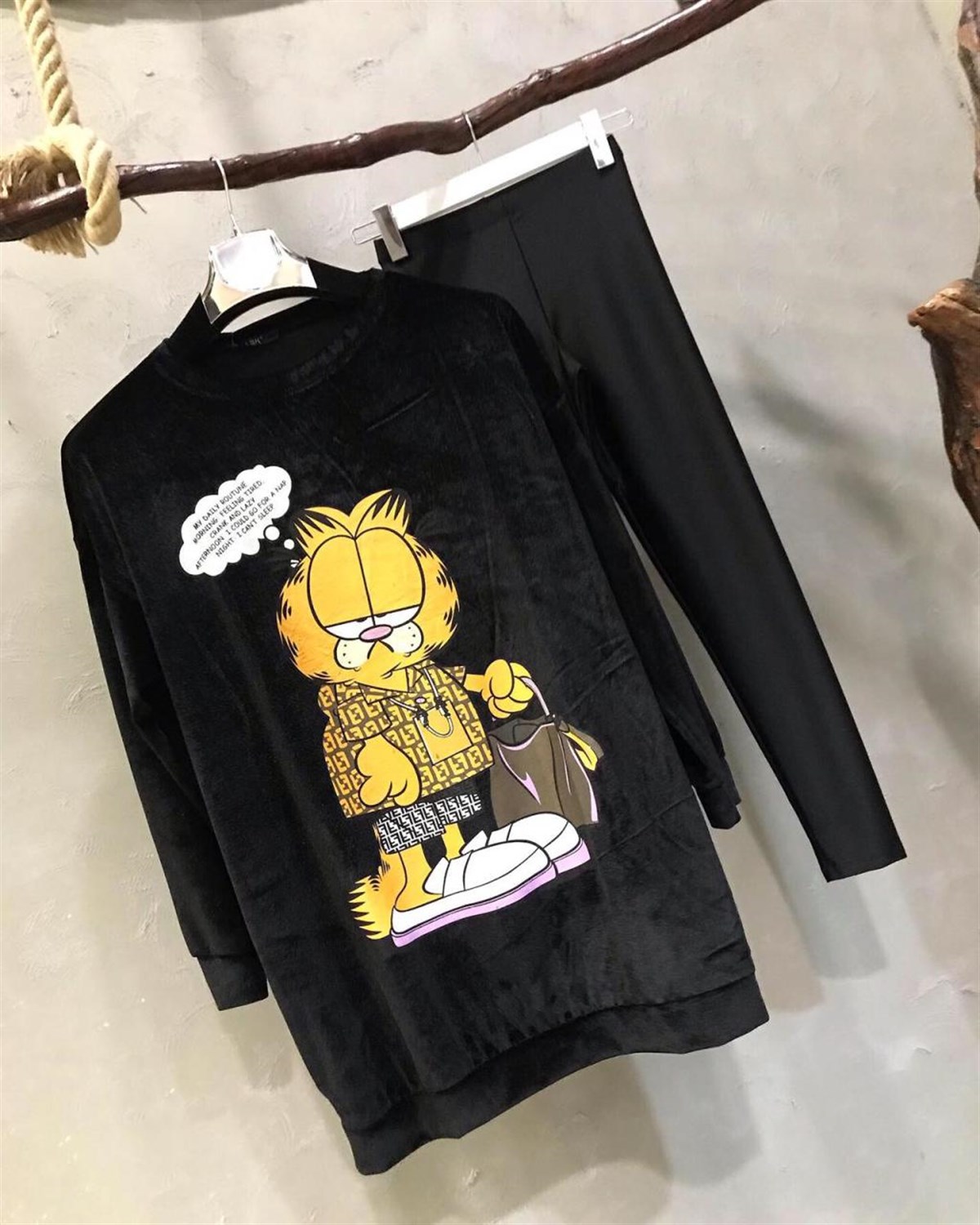 Garfield Kadife Kumaş Sweatshirt (SİYAH)