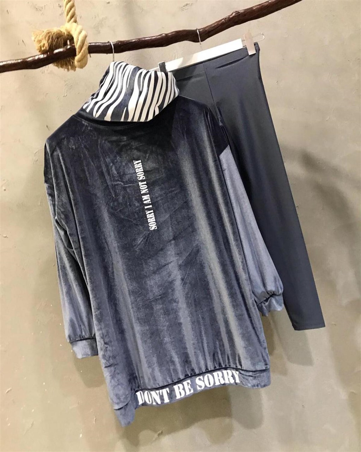 İnci Kadife Kumaş Boğazı Dökümlü Sweatshirt (ANTRASİT)
