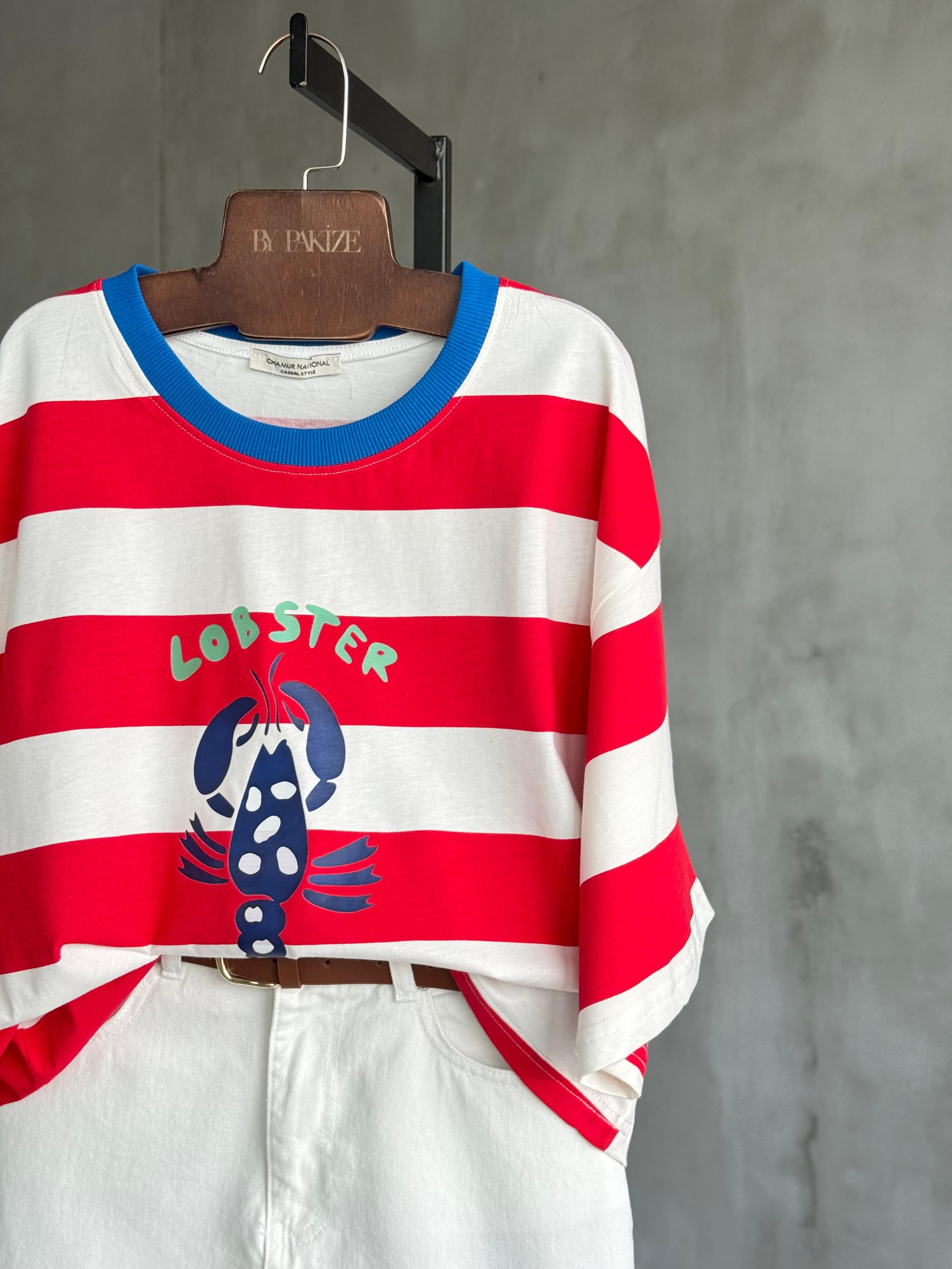 ÜRETİM AŞAMASINDADIR ÖN SİPARİŞE AÇIKTIR...Çizgili Istakoz Baskılı Dokuma Tişört (Kırmızı)