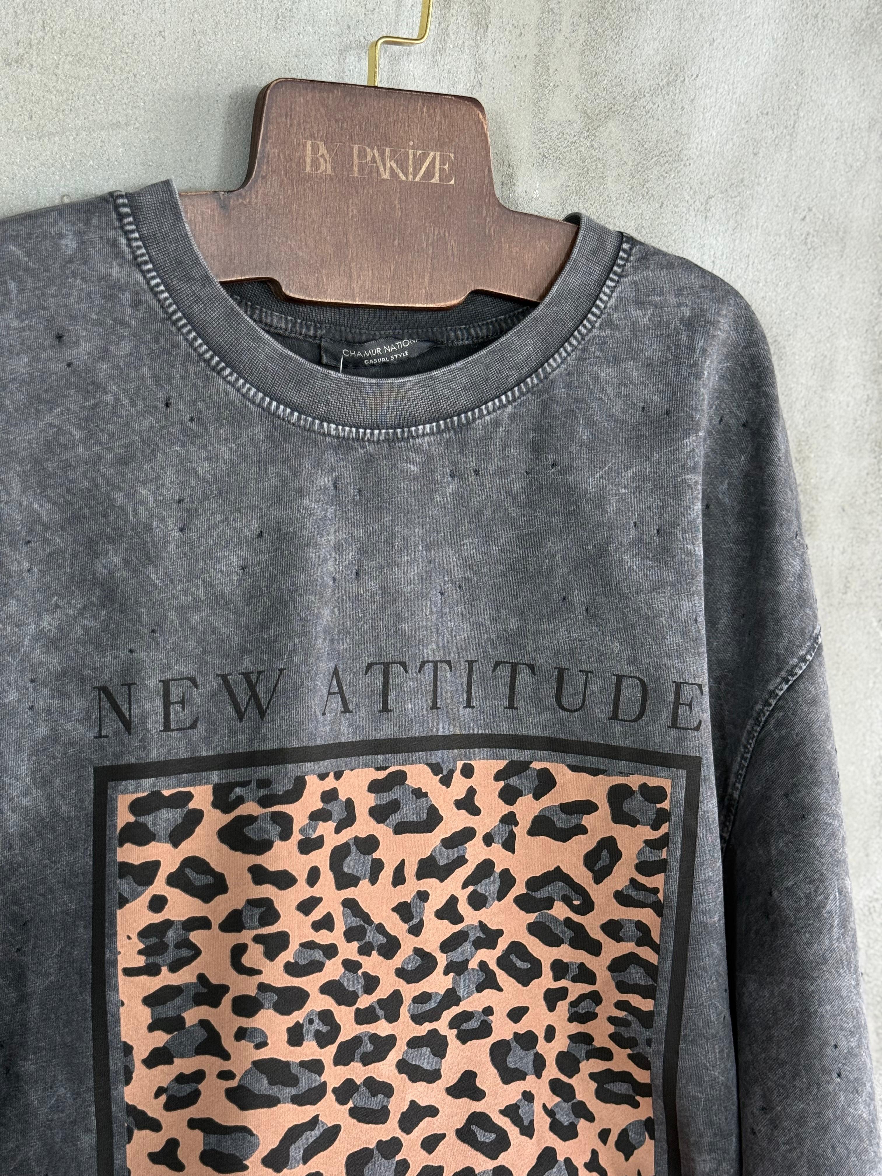 Taş Yıkamalı Leopar Baskılı Oversize Dokuma Tişört (Gri)