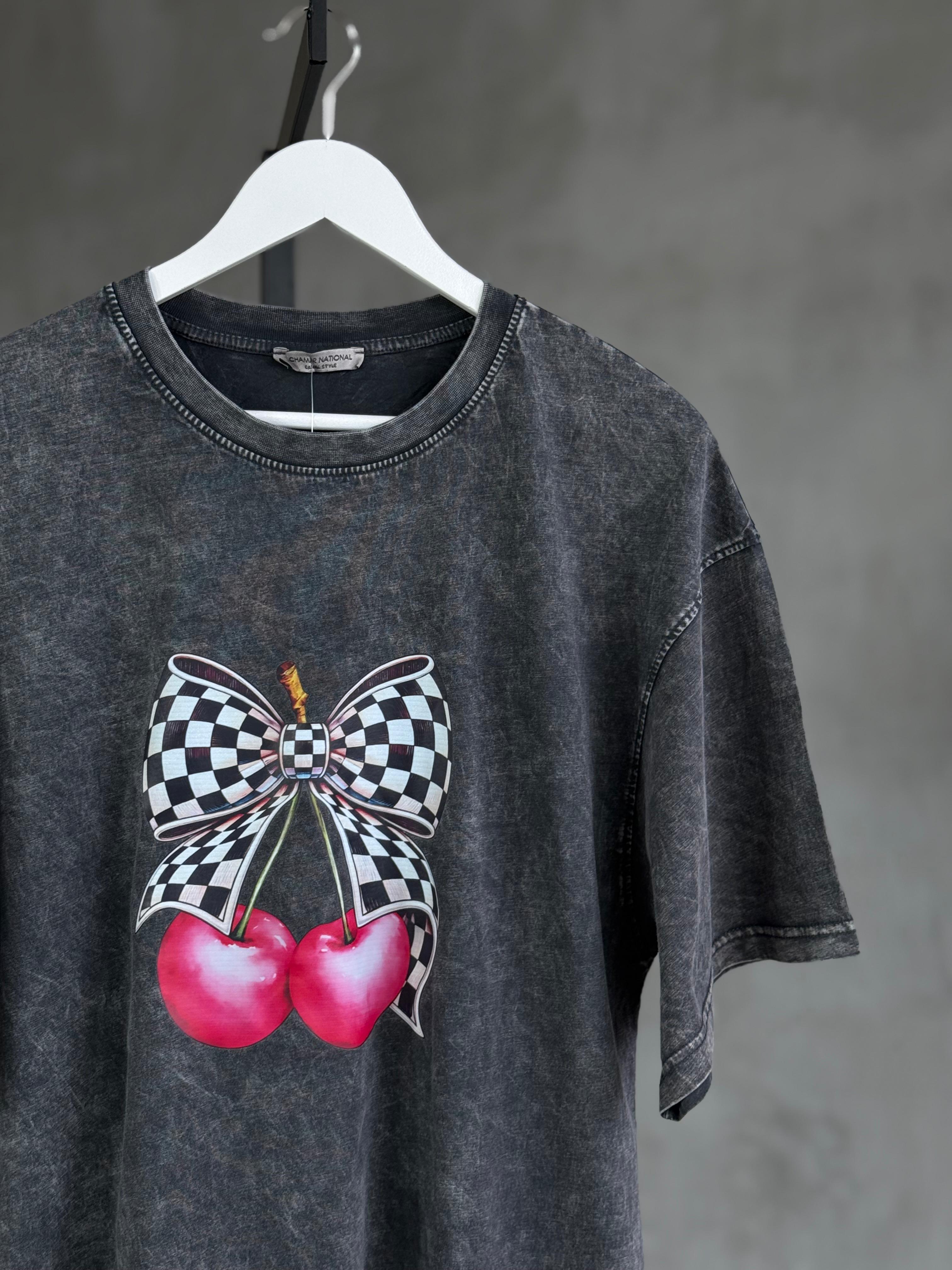 ÖN SİPARİŞE AÇILMIŞTIR ÜRETİM AŞAMASINDADIR...Tasarım Kiraz Baskılı Taş Yıkama Oversize Dokuma Tişört (Antrasit)  