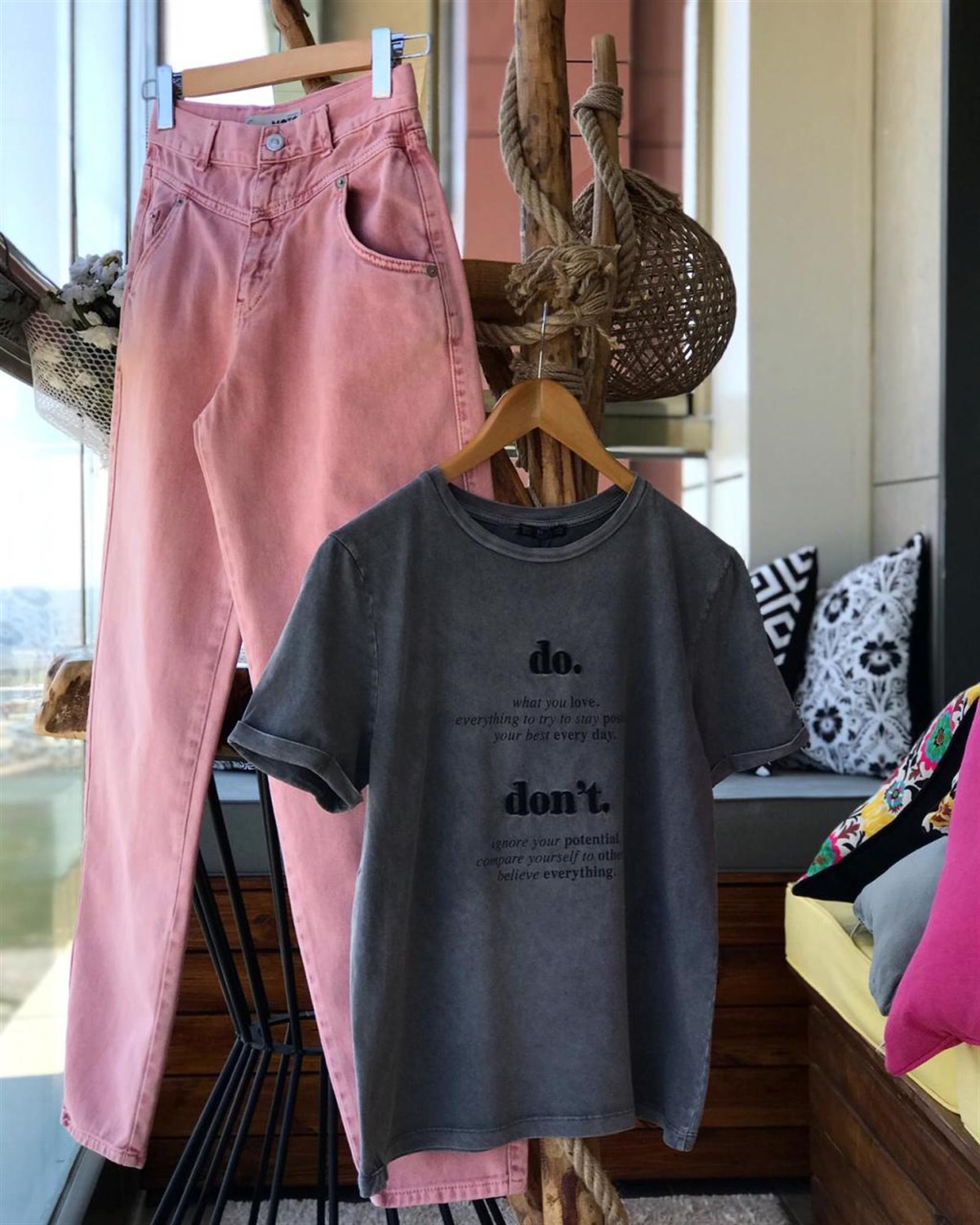 Yıkamalı Kolları Katlamalı Nakış Detaylı Tshirt