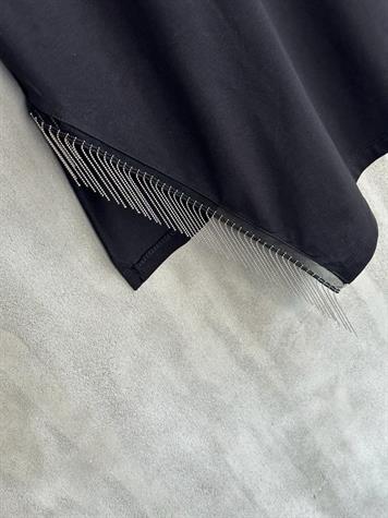 Asimetrik Kesim Zincir Detaylı Oversize Tişört (Siyah)