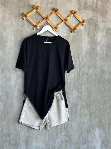 Asimetrik Kesim Zincir Detaylı Oversize Tişört (Siyah)