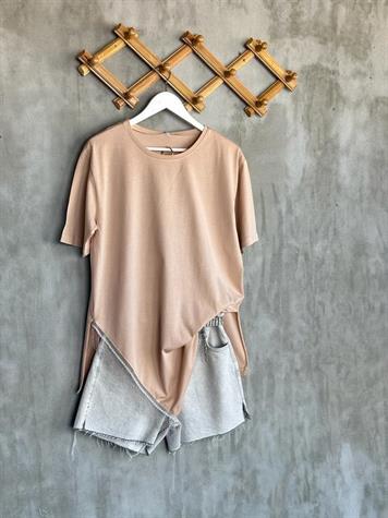 Asimetrik Kesim Zincir Detaylı Oversize Tişört (Bej)