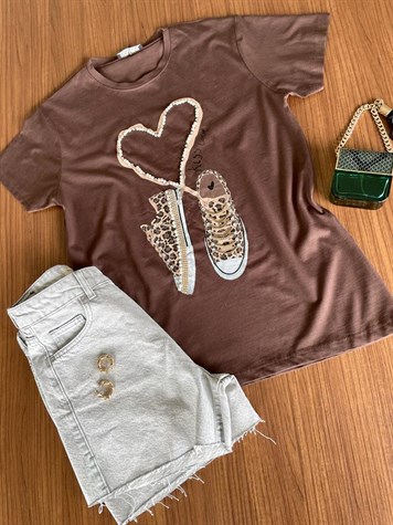 Ayakkabı Desenli İnci İşlemeli Tshirt (Kahve)