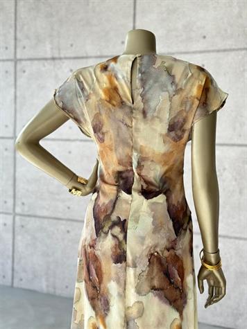 Batik Desen Geçişli Saten Büzgü Detaylı Elbise (Kahve)