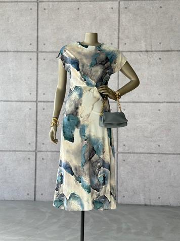 Batik Desen Geçişli Saten Büzgü Detaylı Elbise (Mavi)