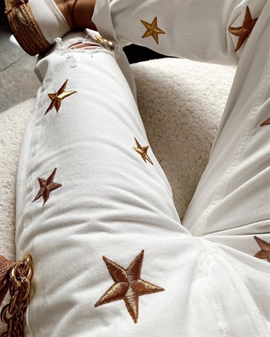 Beyaz İki Dizi Yırtık Gold Varaklı Yıldız Nakış Detay Star Mom Jean