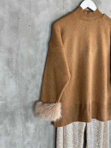 Bilekten Tüy Detaylı Yumoş Kazak (Camel)