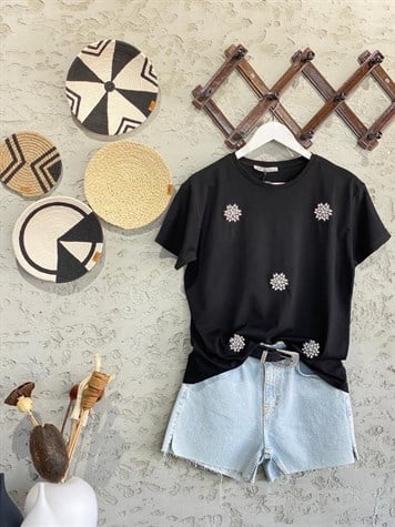 Bisiklet Yaka Kristal Taşlı Çiçek Detay Tshirt (Siyah)