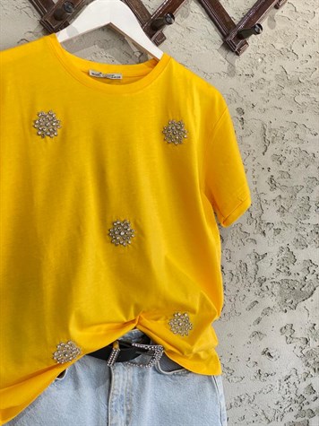 Bisiklet Yaka Kristal Taşlı Çiçek Detay Tshirt (Sarı)