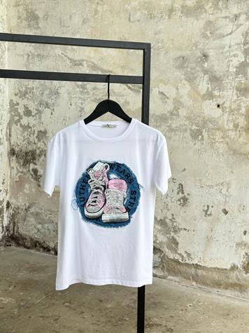 Denim Kot Üzerine Ayakkabı Baskılı Tişört (Beyaz/Siyah)