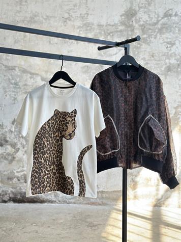 Dokuma Kumaş Leopar Desenli Tişört (Beyaz)