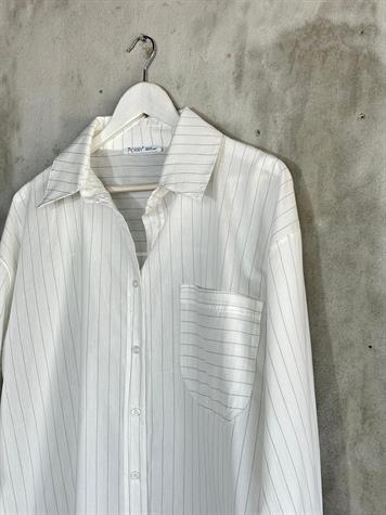 Düşük Omuzlu Siyah Çizgili Oversize Gömlek (Beyaz)