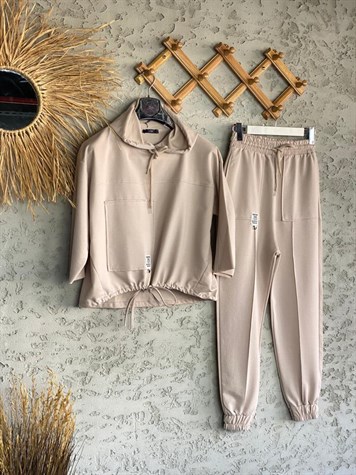 Etiket Detaylı Takım (Bej)