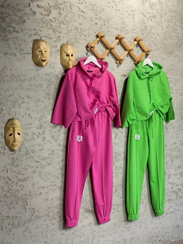 Etiket Detaylı Takım (Neon Pembe)
