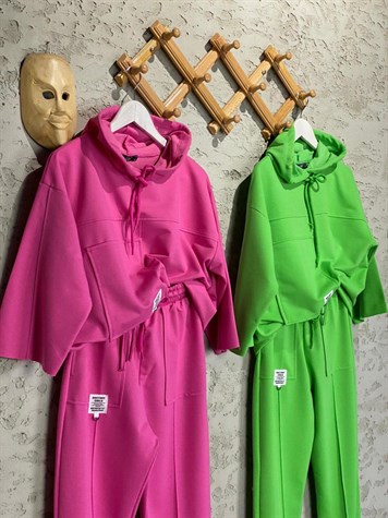 Etiket Detaylı Takım (Neon Pembe)