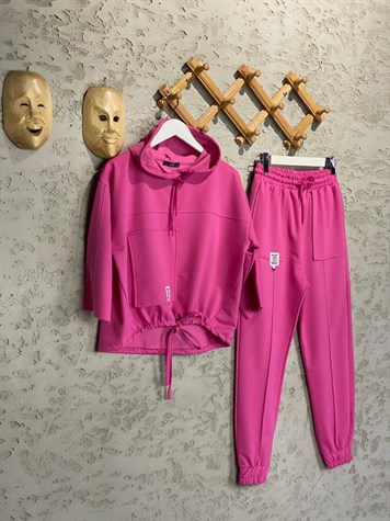 Etiket Detaylı Takım (Neon Pembe)