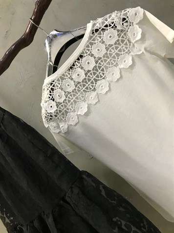 Gübür Detaylı V Yaka Basic Tshirt