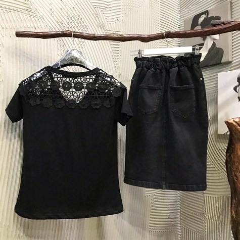 Gübür Detaylı V Yaka Basic Tshirt (SİYAH)