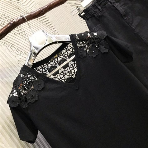 Gübür Detaylı V Yaka Basic Tshirt (SİYAH)