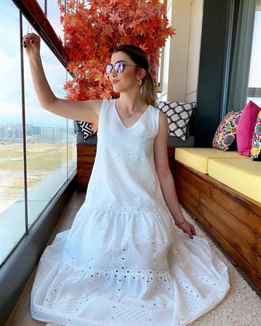 İthal Coton Kumaş Üzeri Nakış Detaylı Elbise (BEYAZ)