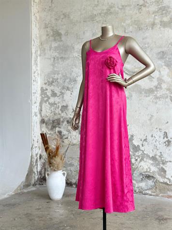 Jakarlı Saten Güllü İp Askılı Elbise (Pembe)