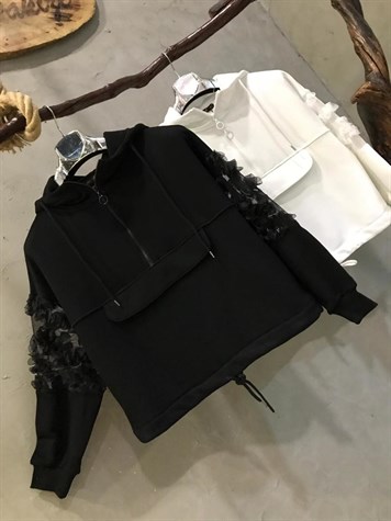 Kolu Tül Detaylı Kapşonlu Sweatshirt (SİYAH)