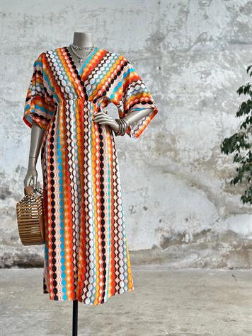 Kruvaze Yaka Yarasa Kol Kilim Desen Elbise (Karışık Renk)