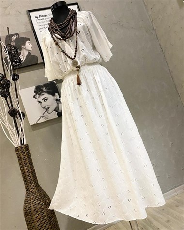 Poplin Kumaş Üzerine Delikişi İşlemeli Kruvaze Yaka Elbise
