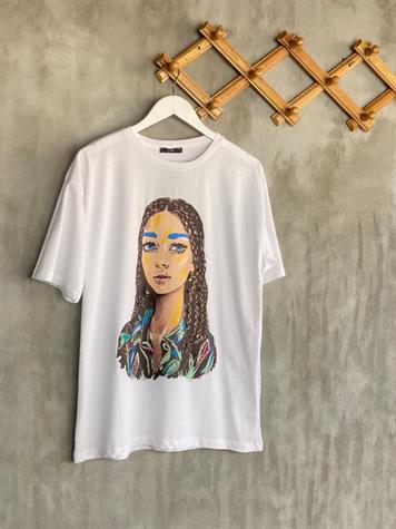 Saçları Piercingli Kız Tişört (Beyaz)