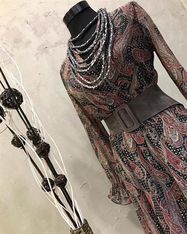 Şal Desen Şifon Kumaş Kruvaze Yaka Elbise (KIRMIZI)